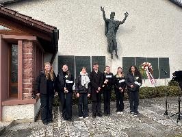 Schülerinnen und Schüler beim Volkstrauertag Schülerinnen und Schüler beim Volkstrauertag